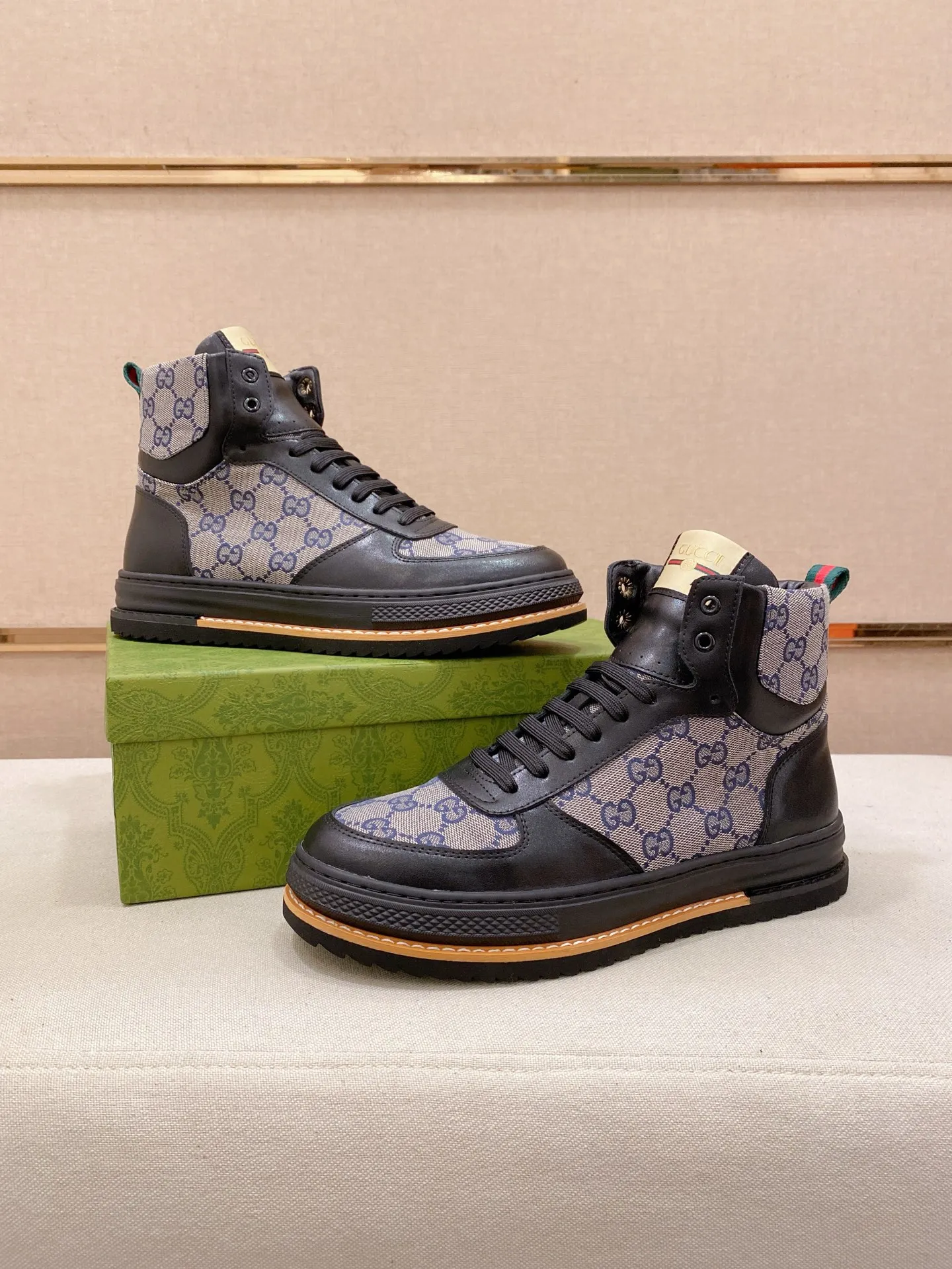 Men's shoes 💰 440 💰 High-quality new high-top GUCCI counters are on the market at the same time. The new men's shoes, 😘fabrics are selected imported cowhide, lining: sheepskin lining. 👍🏿 High-end ☄️ air-cushion molded anti-slip rubber outsole, exquisite lines, simple and elegant, comfortable and high-end for leisure travel. Code number: 38 to 44 (45 can be customized and cannot be returned or exchanged)